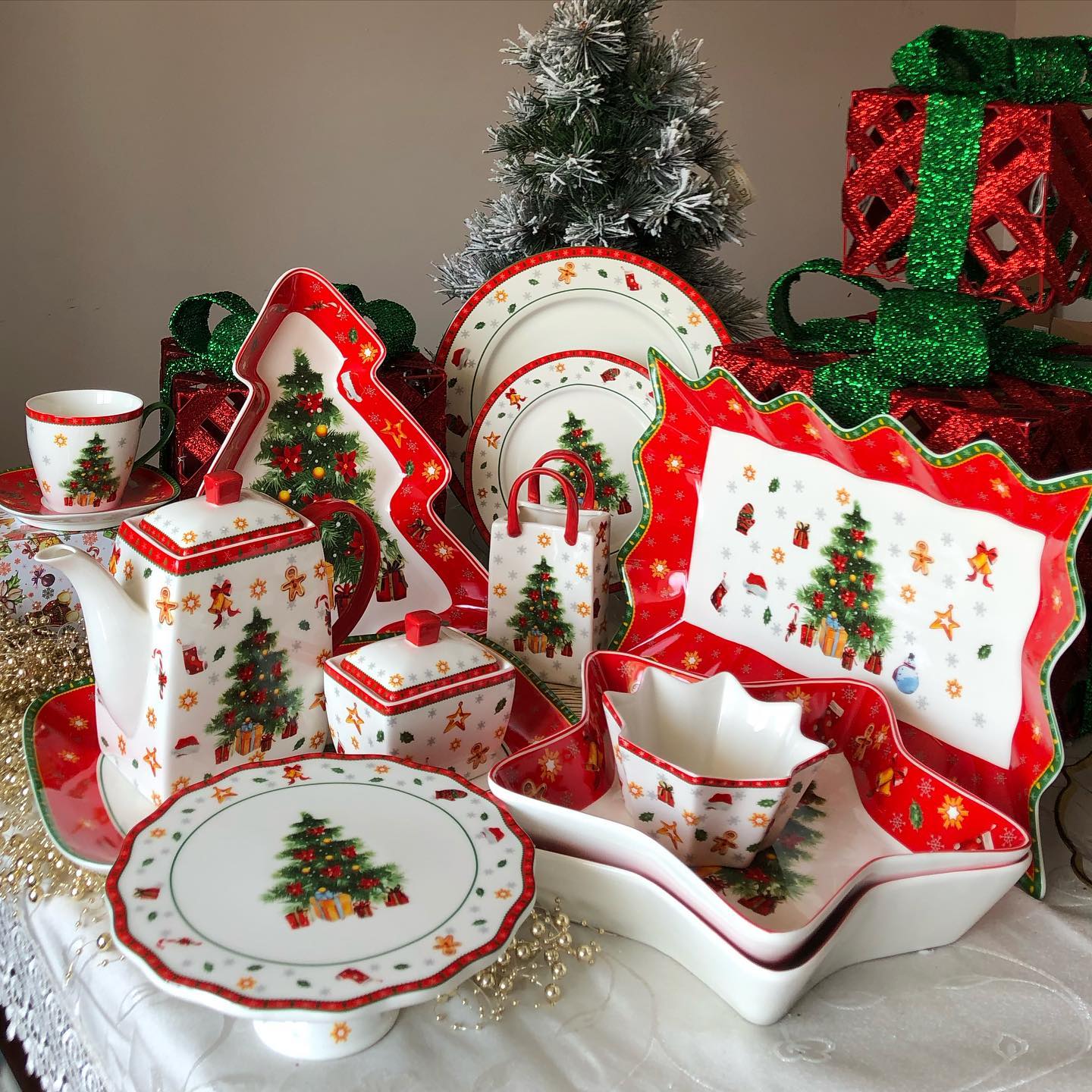 Conjunto de Porcelana Natalino com 14 Peças