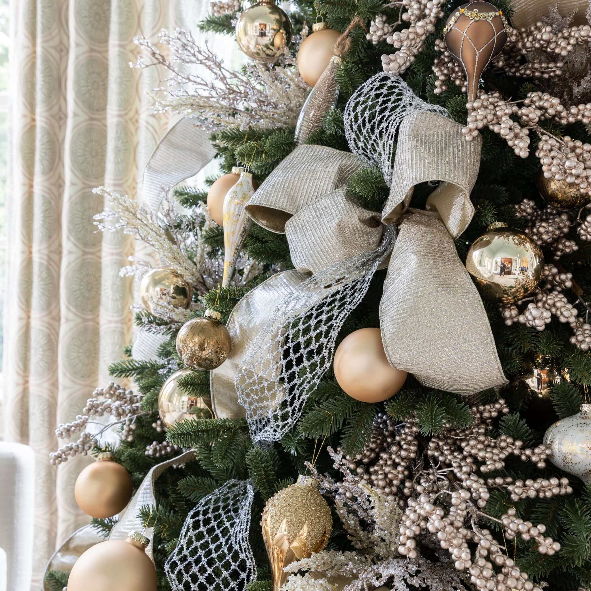 Árvore de Natal Aspen Fir com 1400 Luzes LED Branco Quente e Multicoloridas