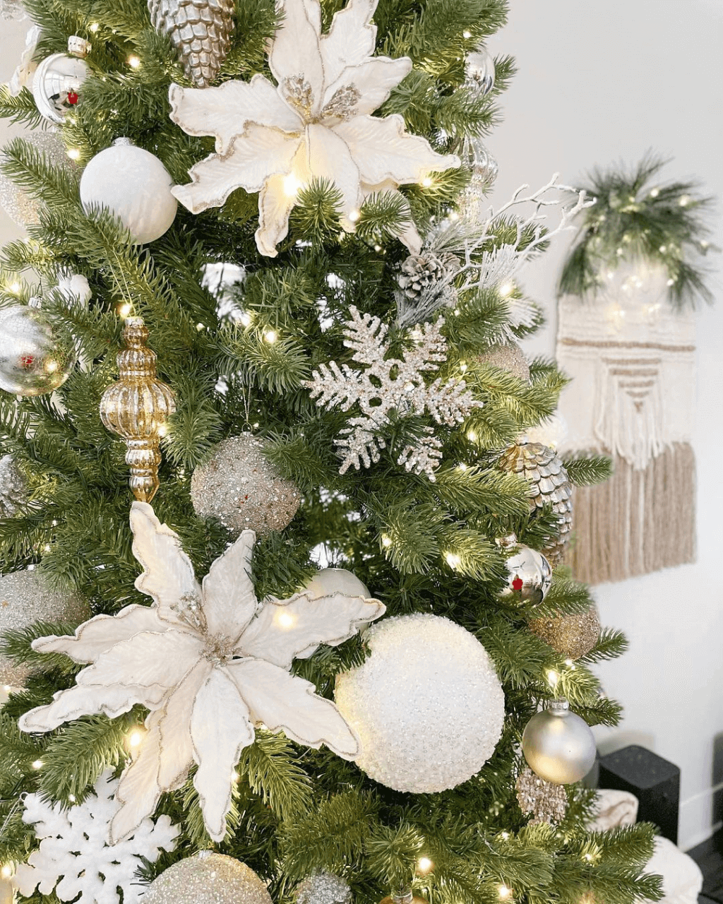 Árvore de Natal Artificial King Douglas Fir Slim com 650 Luzes LED Branco Quente e Multicoloridas