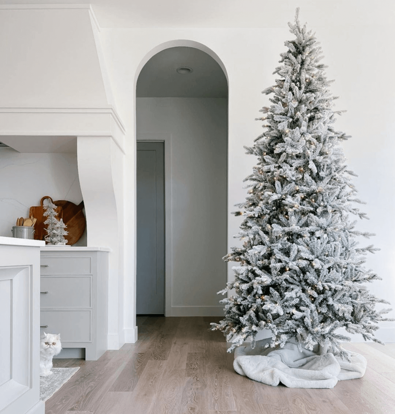 Árvore de Natal Artificial Slim Queen Flock® com 650 Luzes LED Branco Quente