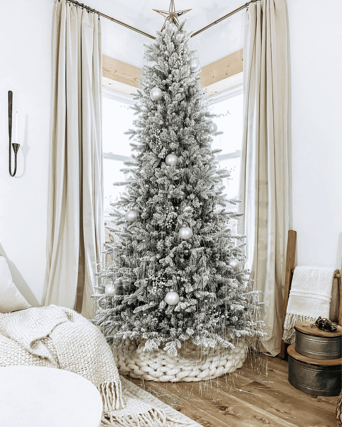 Árvore de Natal Artificial Slim Queen Flock® com 650 Luzes LED Branco Quente