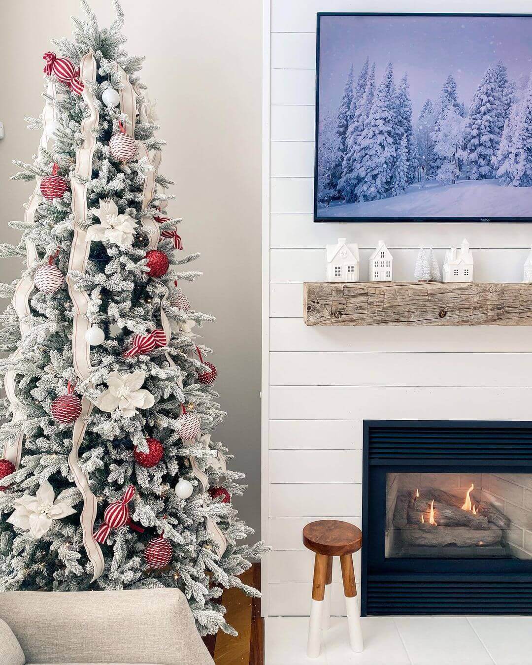 Árvore de Natal Artificial Slim Queen Flock® com 650 Luzes LED Branco Quente