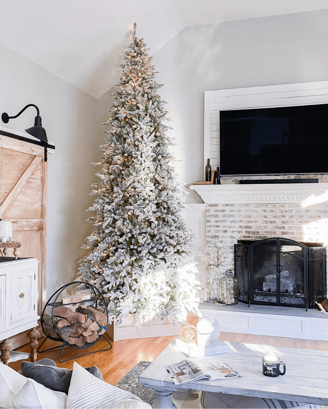 Árvore de Natal Artificial Slim Queen Flock® com 650 Luzes LED Branco Quente