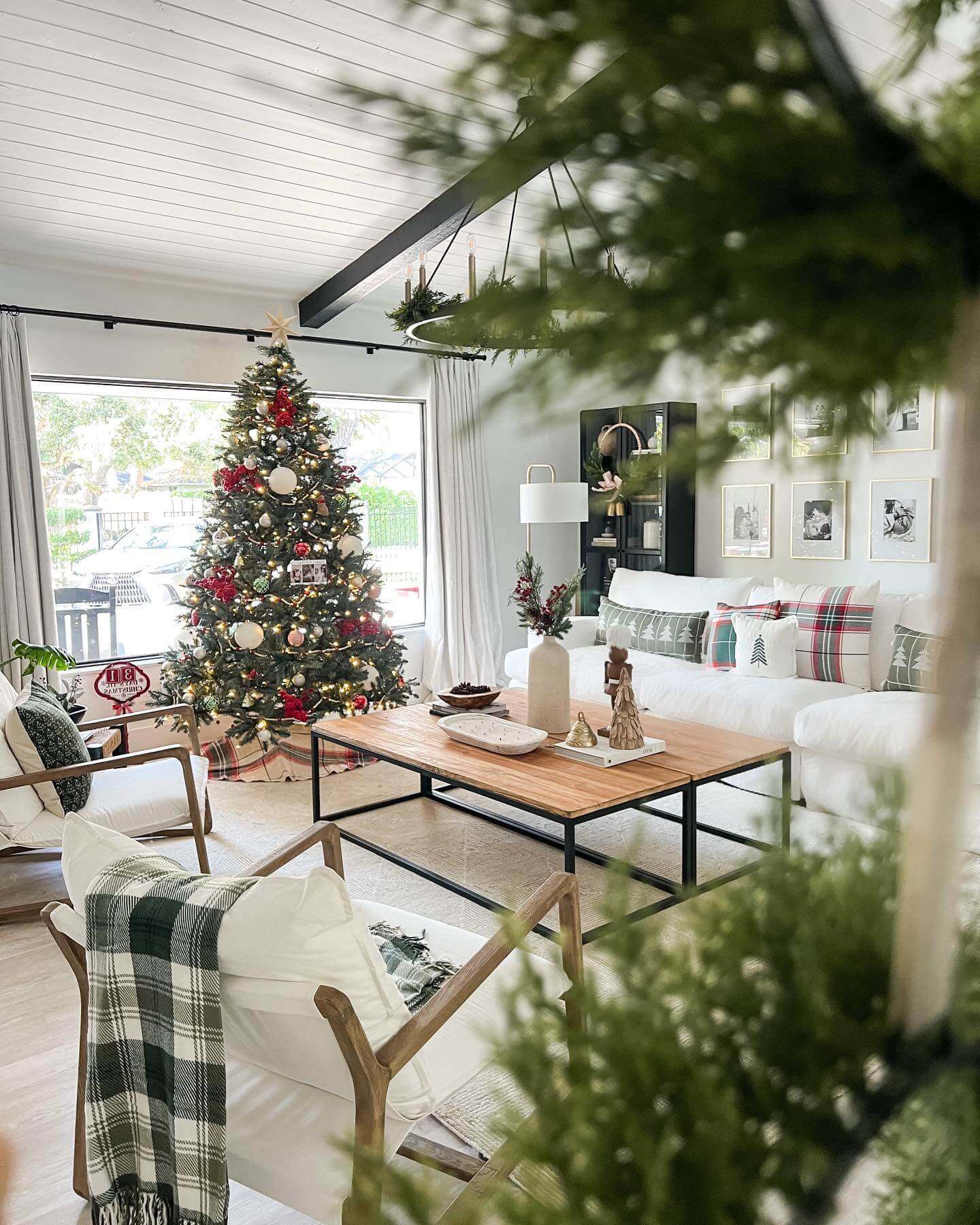 Árvore de Natal Artificial Tribeca Blue Spruce com 550 Luzes LED Branco Quente