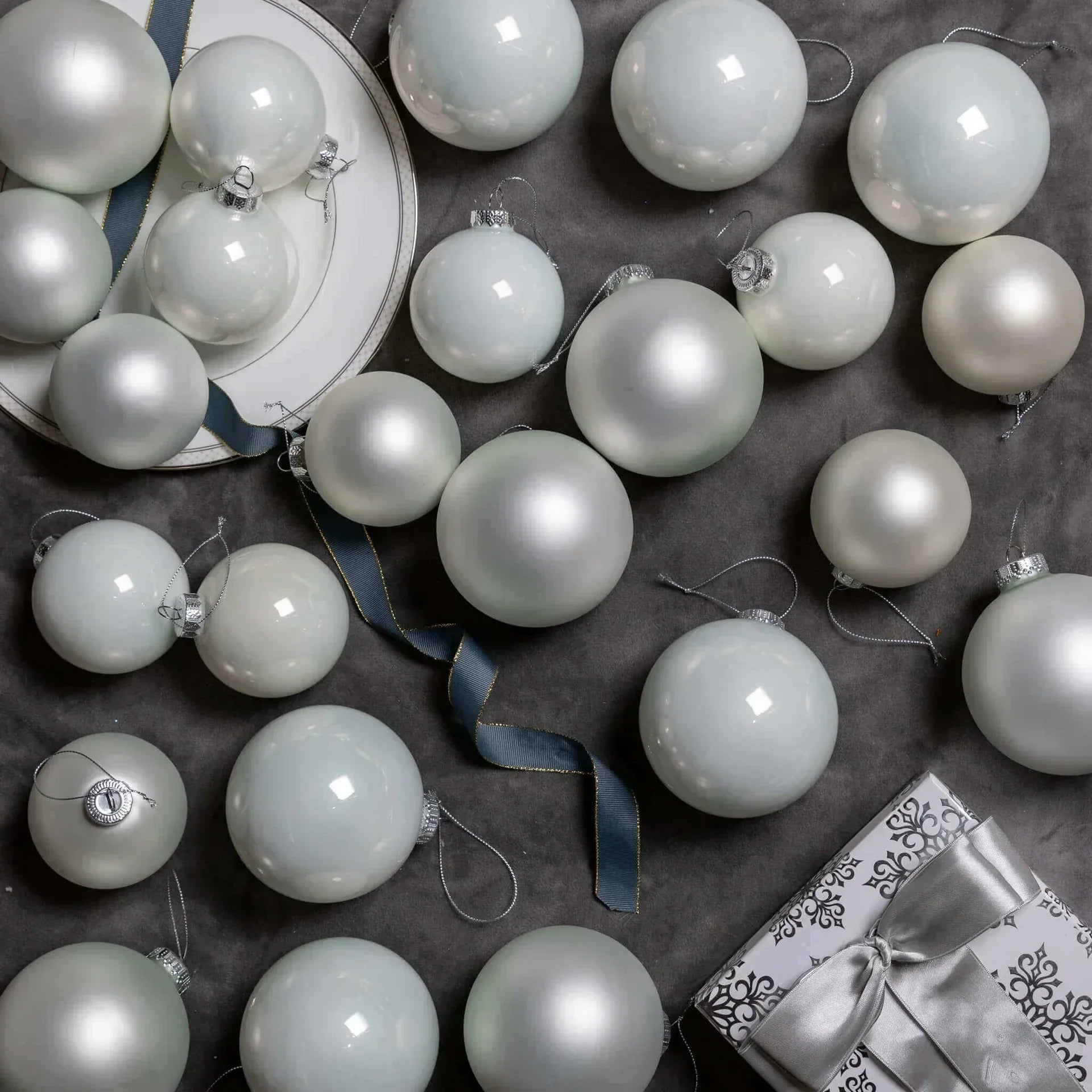 Kit 24 Bolas de Natal 8cm Essenciais (Branca)